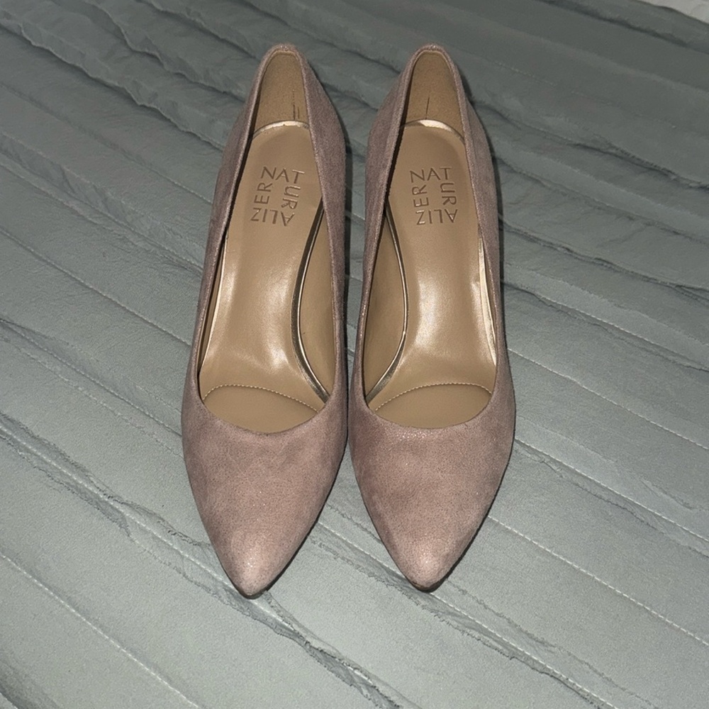 NWOT LIGHT PINK WITH GOLD SPARKLES AND HEELS SIZE 8 HEELS